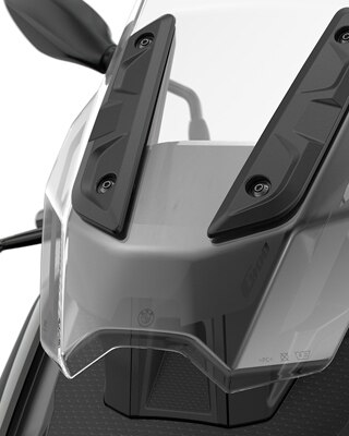 Vedem parbrizul modelului C 400 X.