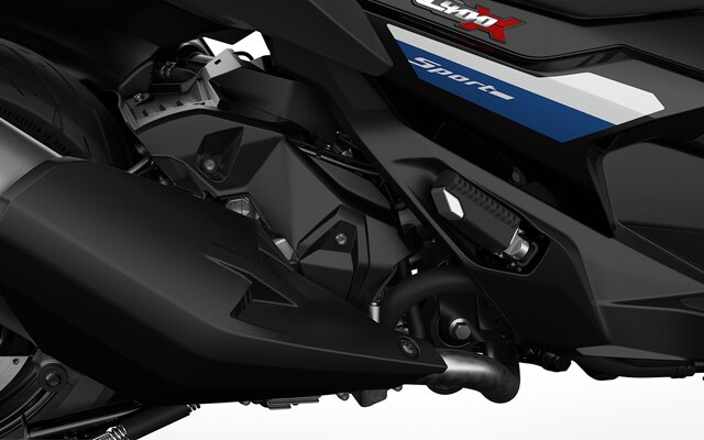 Vedem motorul monocilindru cu ardere internă al modelului C 400 X.