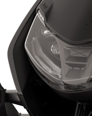 Partea din față a modelului BMW CE 04 cu accent pe farul cu leduri.