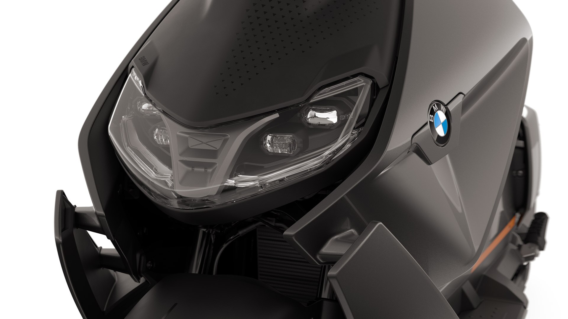 Partea din față a modelului BMW CE 04 cu accent pe farul cu leduri.