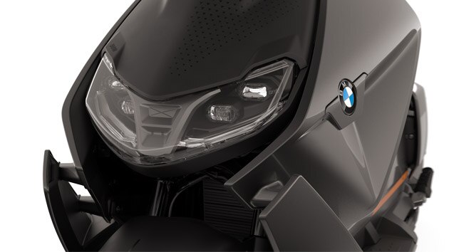 Partea din față a modelului BMW CE 04 cu accent pe farul cu leduri.