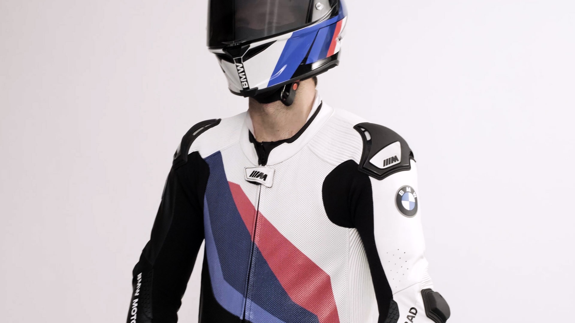 Un videoclip de prezentare a costumului M Pro Race Comp de la BMW Motorrad – care include caracteristici de siguranță pentru piloți.